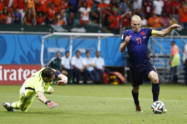 Gambar Foto Arjen Robben Mengitari Iker Casillas untuk Mencetak Gol