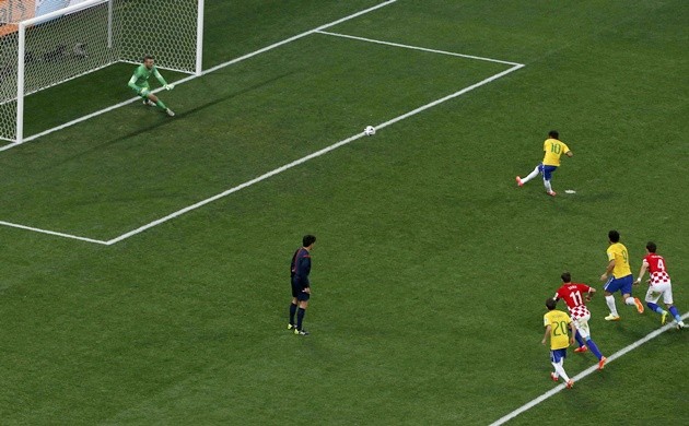 Gambar Foto Neymar Lakukan Tendangan Penalti