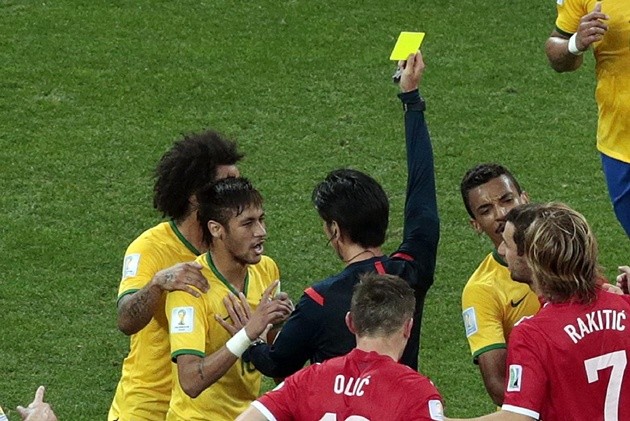 Gambar Foto Neymar Diganjar Kartu Kuning oleh Wasit Yuichi Nishimura