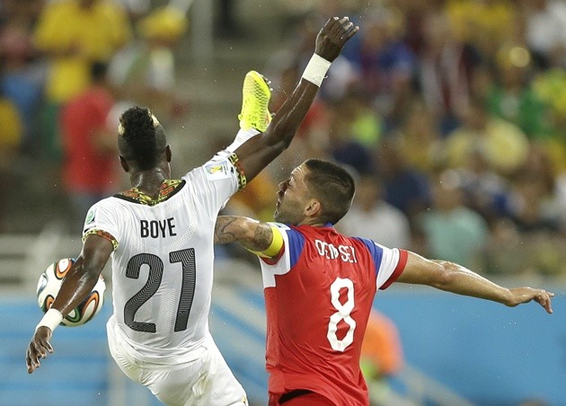 Gambar Foto John Boye Menendang Hidung Clint Dempsey