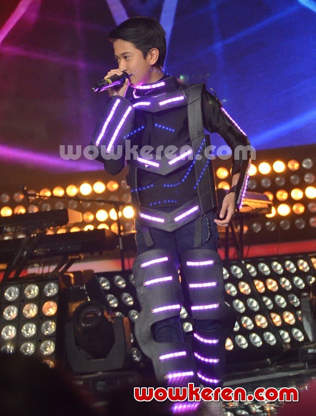 Gambar Foto Iqbaal Ramadhan CJR di Konser Mini Yovie & Nuno