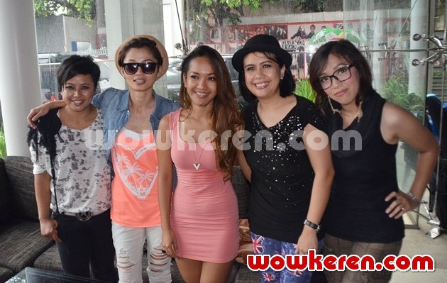 Gambar Foto SHE di Media Gathering 'The Stage is Yours'