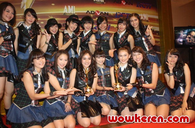 Gambar Foto JKT48 Raih Piala Grup Vokal Terbaik