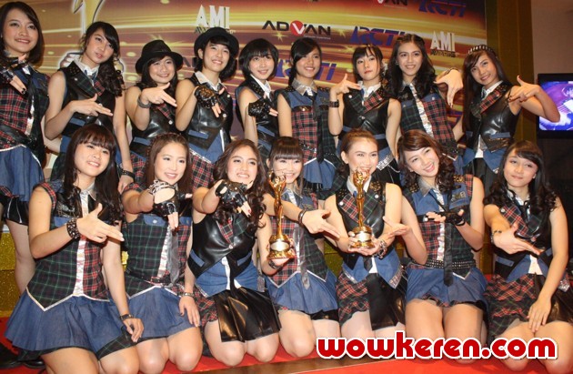 Gambar Foto JKT48 Raih Piala Grup Vokal Terbaik
