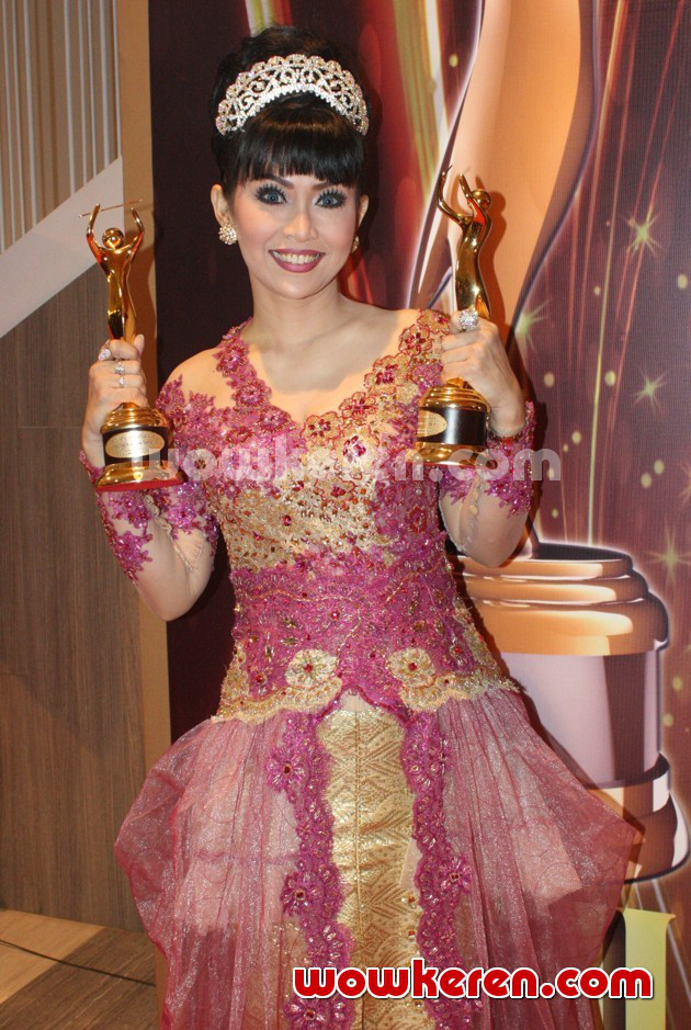 Gambar Foto Ratna Listy Raih Piala Album Keroncong/Kontemporer Terbaik