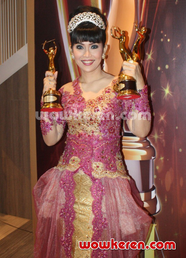 Gambar Foto Ratna Listy Raih Piala Album Keroncong/Kontemporer Terbaik