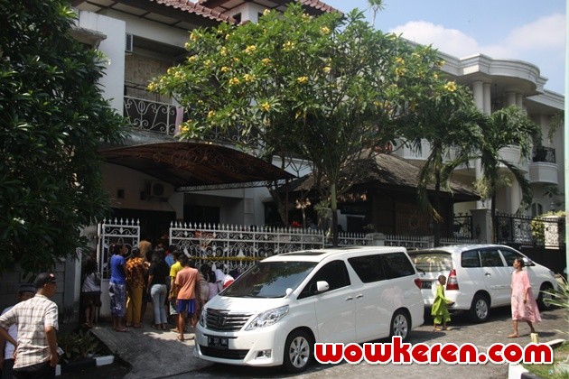 Gambar Foto Tampak Depan Rumah Pipik dan Alm. Ustadz Jeffry Al Buchori yang Terbakar