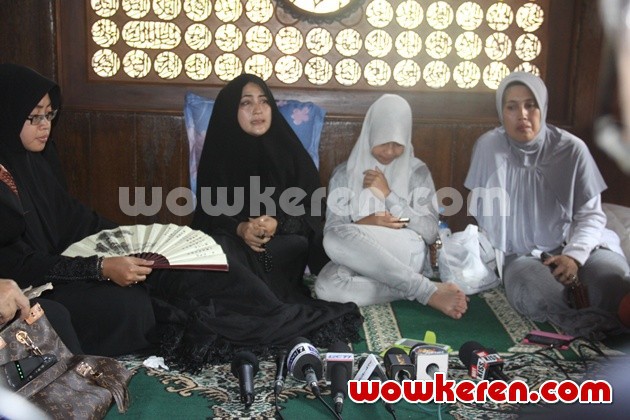 Gambar Foto Pipik Dian Irawati Bersama Keluarga Terdekat