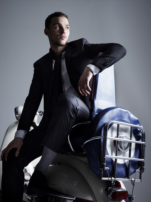 Gambar Foto Nicholas Hoult di Majalah Hunger Edisi S/S 2014
