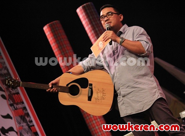 Gambar Foto Farhan Melelang Gitar Milik Oppie Andaresta