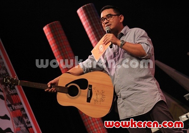 Gambar Foto Farhan Melelang Gitar Milik Oppie Andaresta