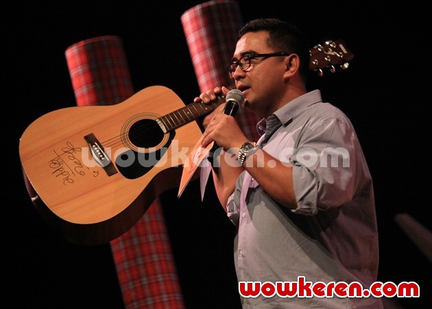 Gambar Foto Farhan Melelang Gitar Milik Oppie Andaresta