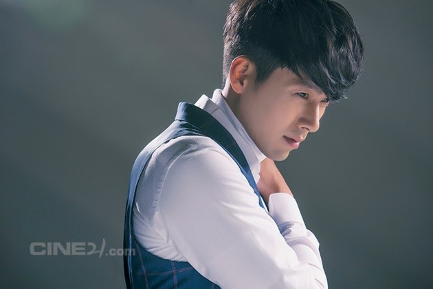 Gambar Foto Hyun Bin di Majalah Cine21 No. 950