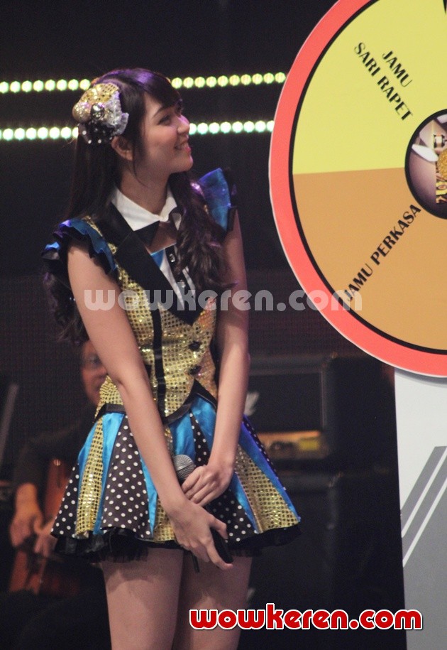 Gambar Foto Ve JKT48 Dalam Permainan Tantangan Minum Jamu