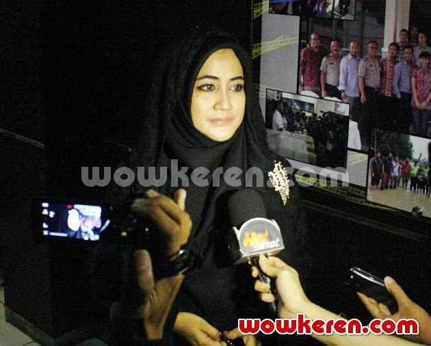 Gambar Foto Pipik Dian Irawati Ditemui di Polres Metro Jakarta Selatan