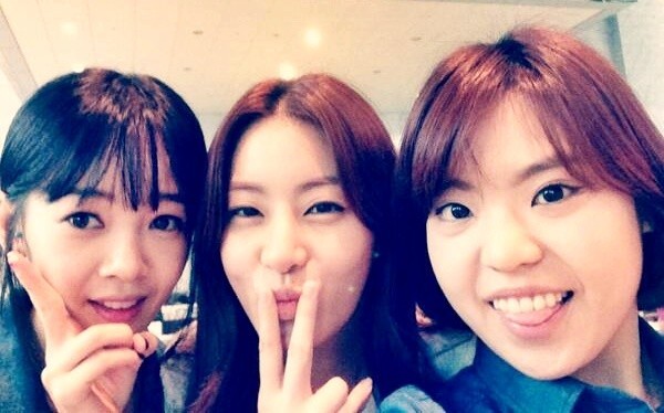 Gambar Foto Kang Sora Saat Foto Bersama Temannya