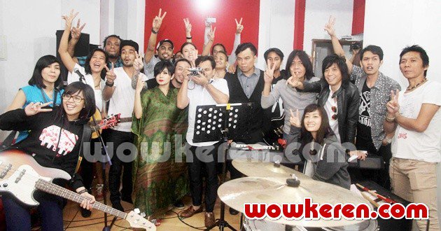 Gambar Foto Suasana Saat Latihan Menjelang Konser 'Salam Dua Jari