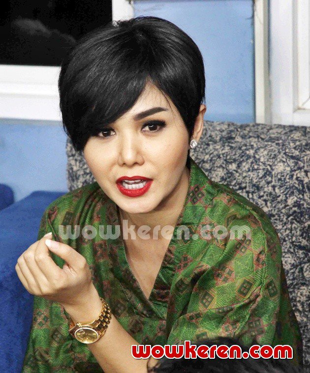 Gambar Foto Yuni Shara Saat Jumpa Pers Konser 'Salam Dua Jari'