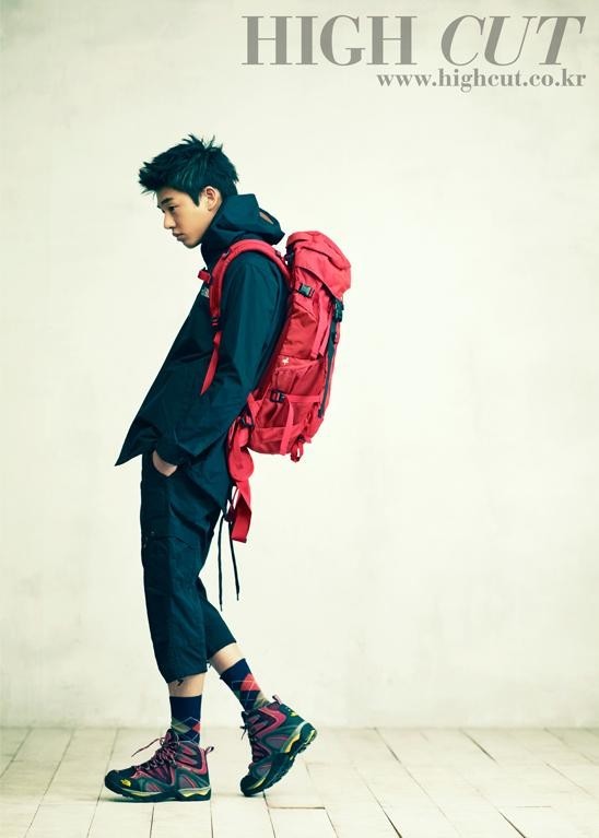 Gambar Foto Yoo Ah In di Majalah High Cut Berpose ala Backpacker