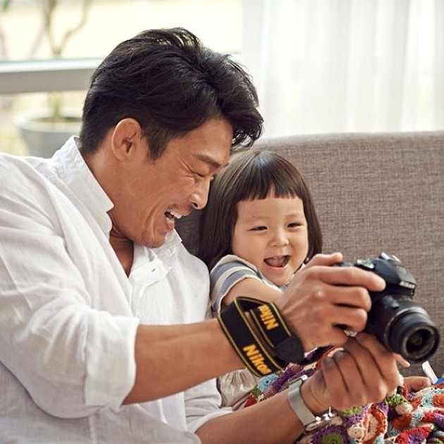 Gambar Foto Choo Sarang dan Ayahnya Jadi Bintang Iklan Nikon