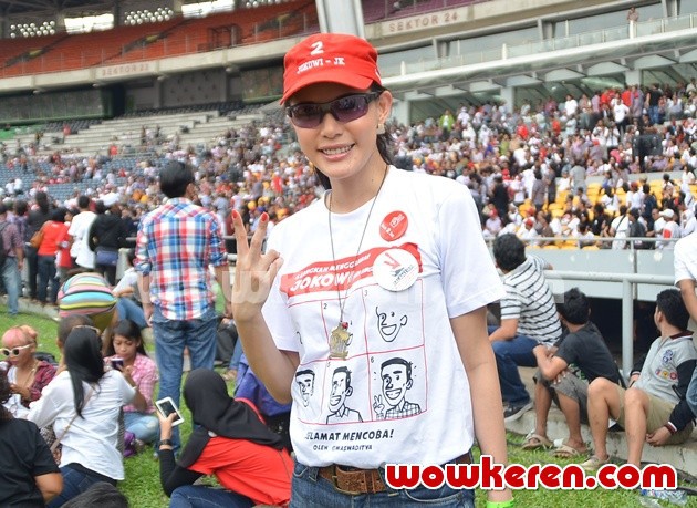 Gambar Foto Olga Lydia Hadir di Konser 'Salam 2 Jari'