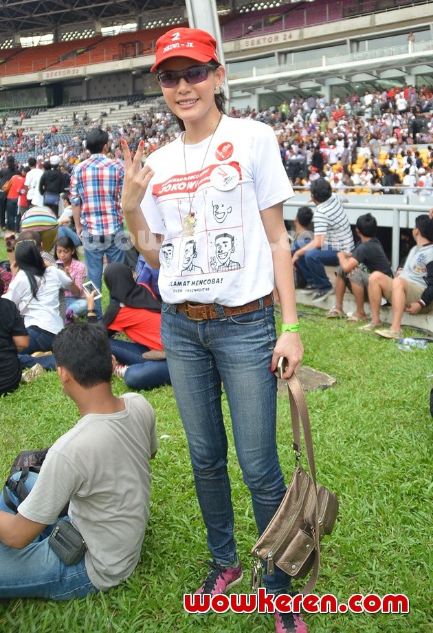 Gambar Foto Olga Lydia Hadir di Konser 'Salam 2 Jari'