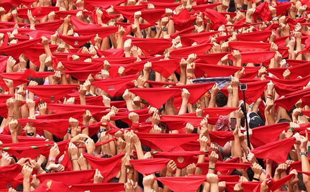 Gambar Foto Menjelang Roket Chupinazo Diluncurkan, Warga Kota Harus Mengangkat Syal Merah Mereka