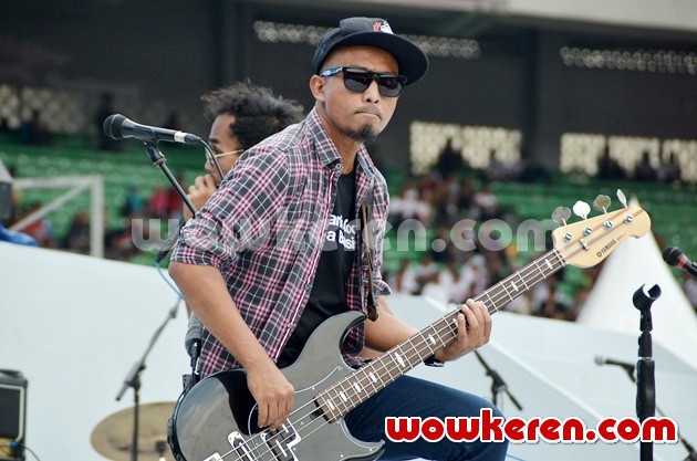 Gambar Foto Ivan Slank di Konser 'Salam 2 Jari'