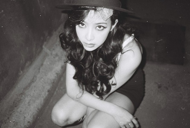 Gambar Foto Victoria f(x) di Teaser Album 'Red Light'