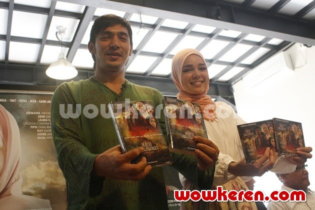 Gambar Foto Abimana Aryasatya dan Dewi Sandra dalam Perilisan Soundtrack dan Poster Film 'Haji Backpacker'