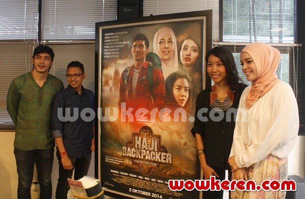 Gambar Foto Abimana Aryasatya dan Dewi Sandra dalam Perilisan Soundtrack dan Poster Film 'Haji Backpacker'