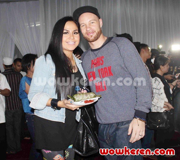 Gambar Foto Melaney Ricardo dan Tyson Lynch Saat Buka Bersama MD Entertainment