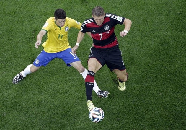 Gambar Foto Oscar (Brasil) Berusaha Merebut Bola Bastian Schweinsteiger (Jerman)
