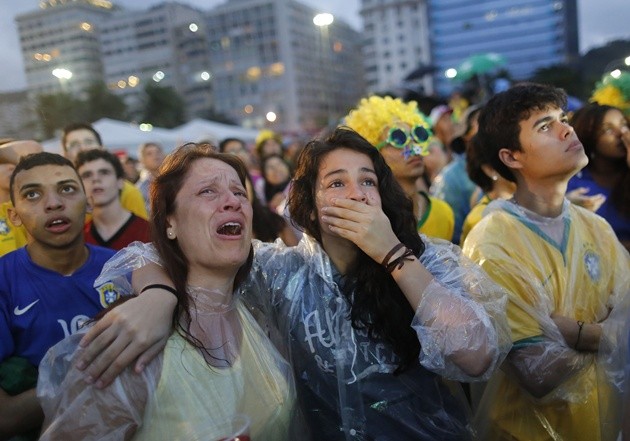 Gambar Foto Pendukung Brasil Tak Rela Melihat Negaranya Gagal Menuju Final