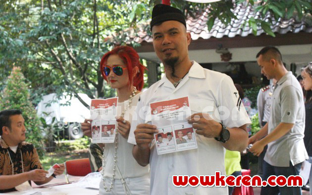 Gambar Foto Mulan Jameela dan Ahmad Dhani Saat Mengikuti Pilpres 2014