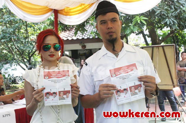 Gambar Foto Mulan Jameela dan Ahmad Dhani Saat Mengikuti Pilpres 2014