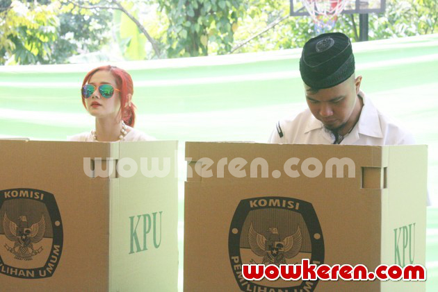 Gambar Foto Mulan Jameela dan Ahmad Dhani Saat Mengikuti Pilpres 2014