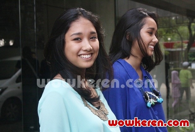 Gambar Foto Salwaa dan Salmaa Chetizsa Usai Syuting 'Ada Ada Aja' Global TV