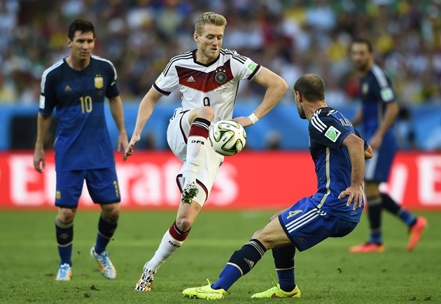 Gambar Foto Andre Schuerrle Mempertahankan Bola dari Incaran 2 Pemain Argentina