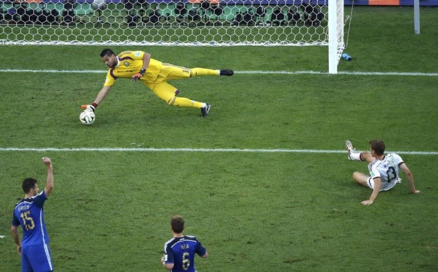 Gambar Foto Sergio Romero Sukses Menahan Serangan Thomas Mueller