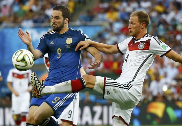 Gambar Foto Gonzalo Higuain dan Benedikt Hoewedes di Final Piala Dunia 2014 Jerman Melawan Argentina
