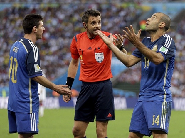 Gambar Foto Javier Mascherano Terlibat Adu Mulut dengan Wasit Nicola Rizzoli