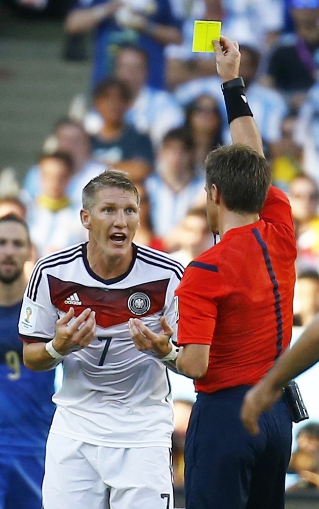 Gambar Foto Bastian Schweinsteiger Mendapat Kartu Kuning dari Wasit Nicola Rizzoli