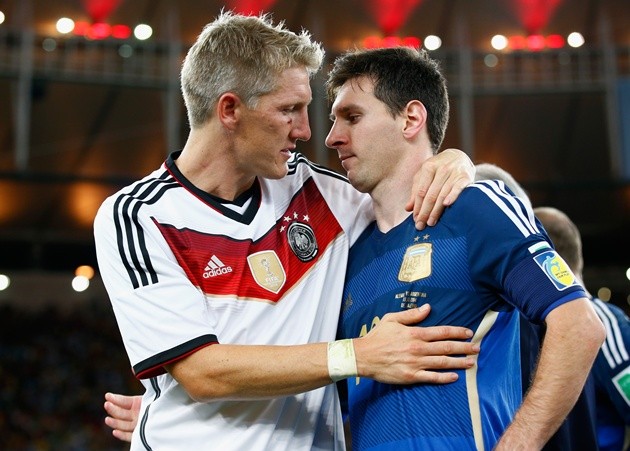Gambar Foto Bastian Schweinsteiger dari Jerman Memeluk Lionel Messi dari Argentina
