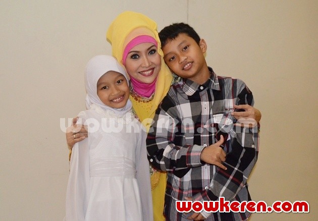 Gambar Foto Ratna Listy Bersama Kedua Anaknya