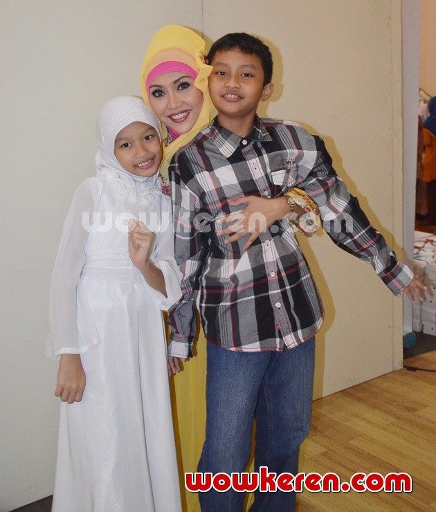 Gambar Foto Ratna Listy Bersama Kedua Anaknya