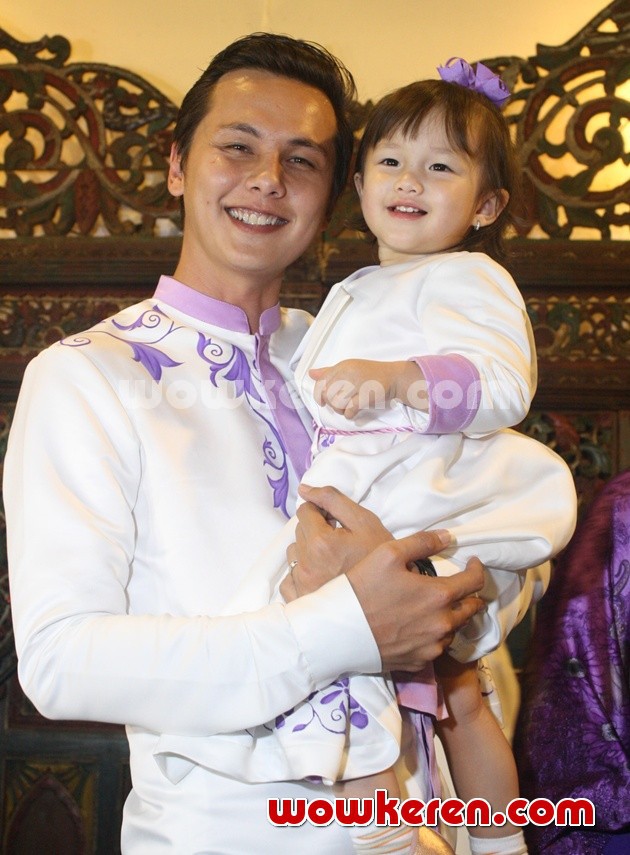 Gambar Foto Andhika Pratama Pada Perayaan Ulang Tahun Ussy Sulistiawaty
