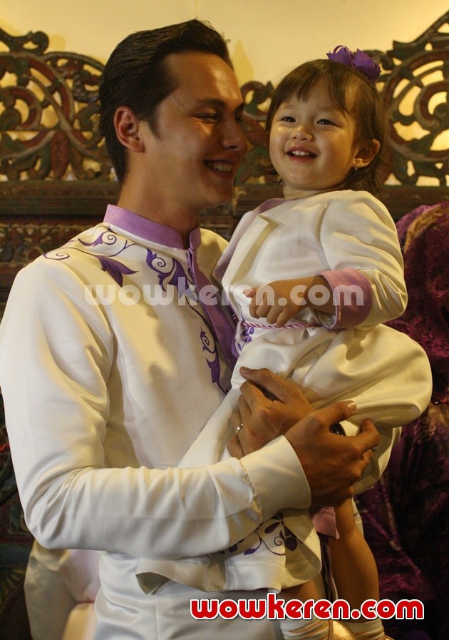 Gambar Foto Andhika Pratama Bersama Putrinya