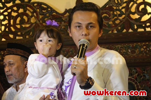 Gambar Foto Andhika Pratama Pada Perayaan Ulang Tahun Ussy Sulistiawaty