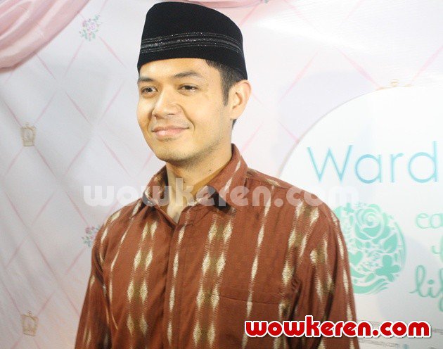 Gambar Foto Dude Harlino Saat Ditemui di Acara Doa Bersama untuk Gaza